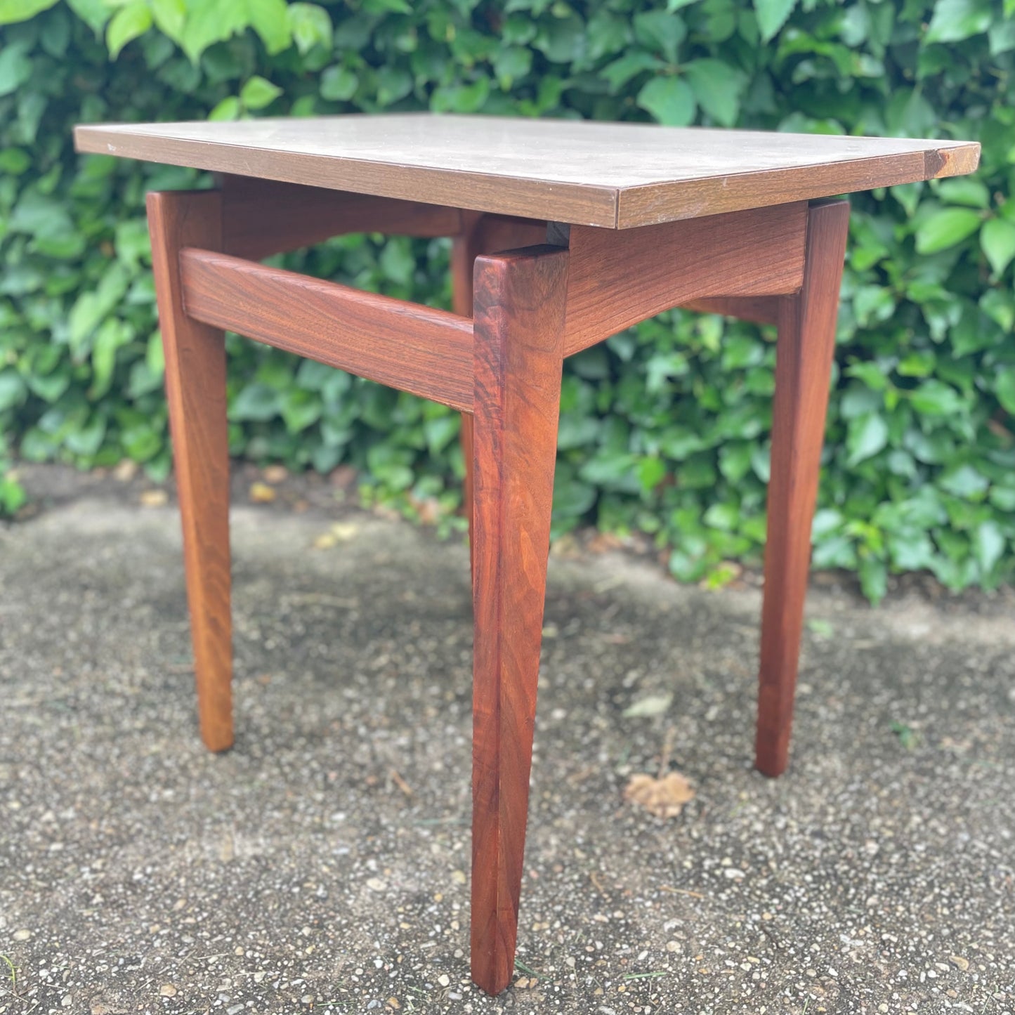 Vintage Mid-Century Modern End table by Jens Risom Design