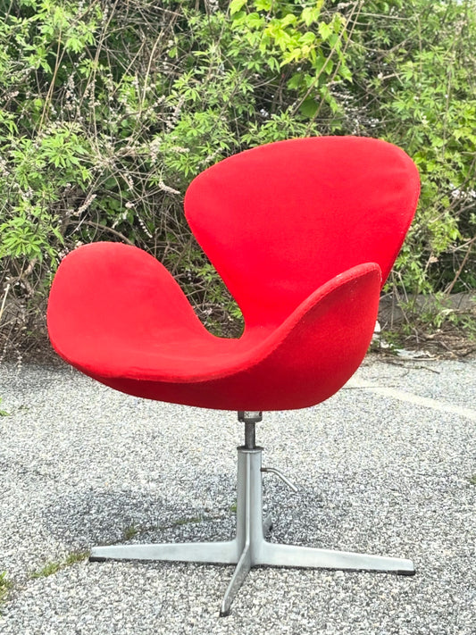 Danish Modern ‘Swan’ Chair by Arne Jacobsen for Fritz Hansen