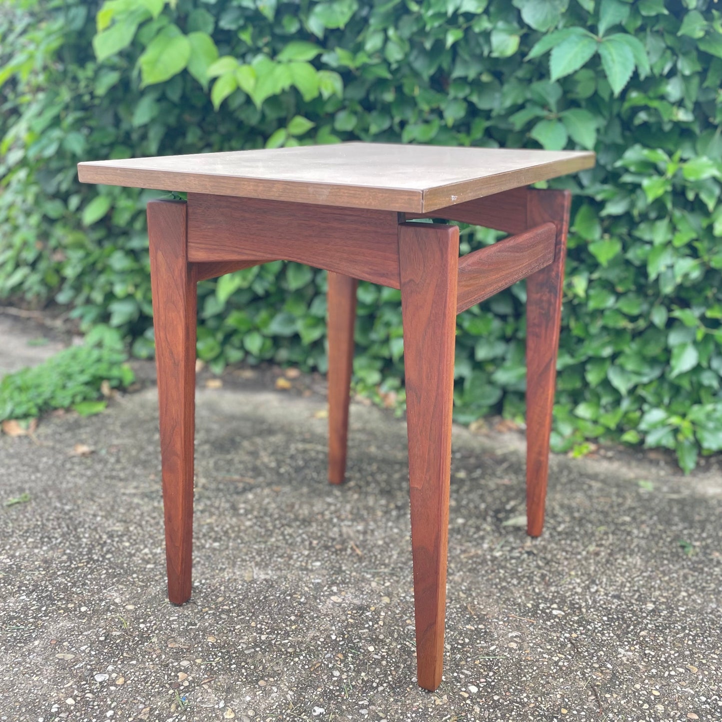 Vintage Mid-Century Modern End table by Jens Risom Design