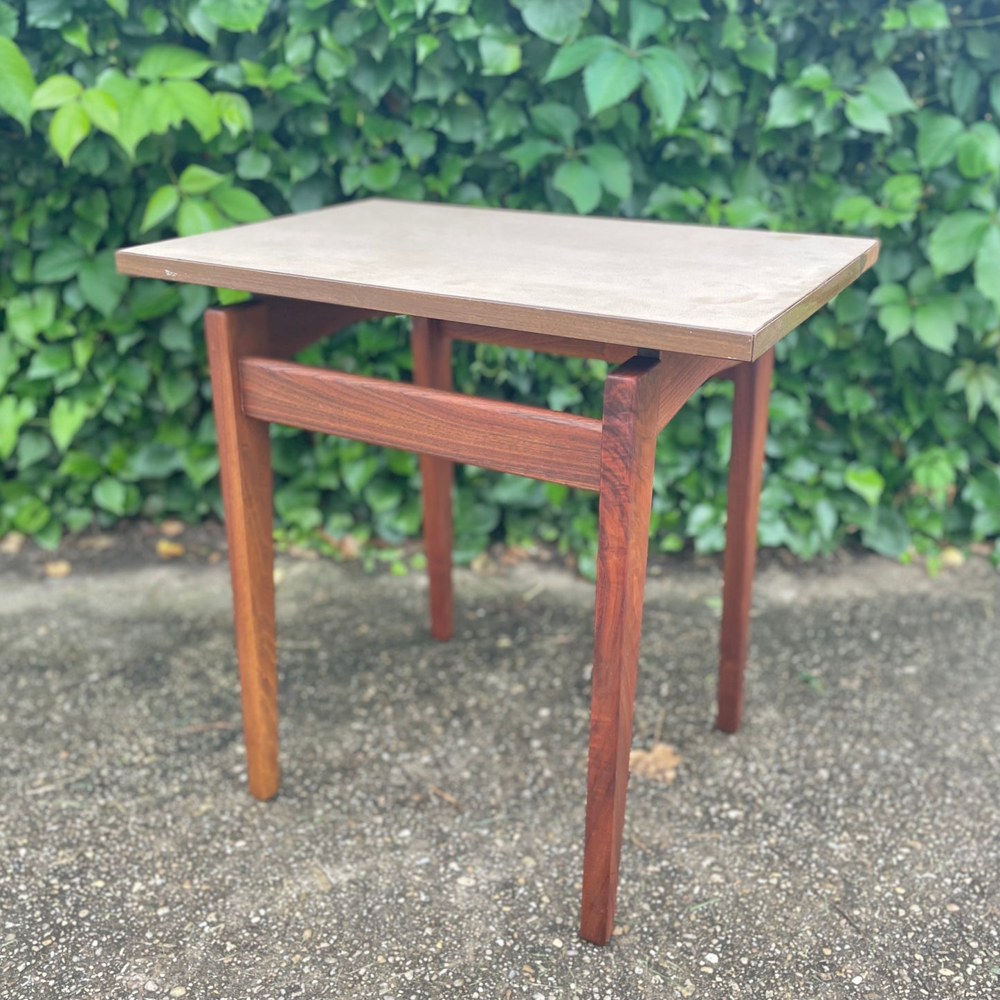 Vintage Mid-Century Modern End table by Jens Risom Design